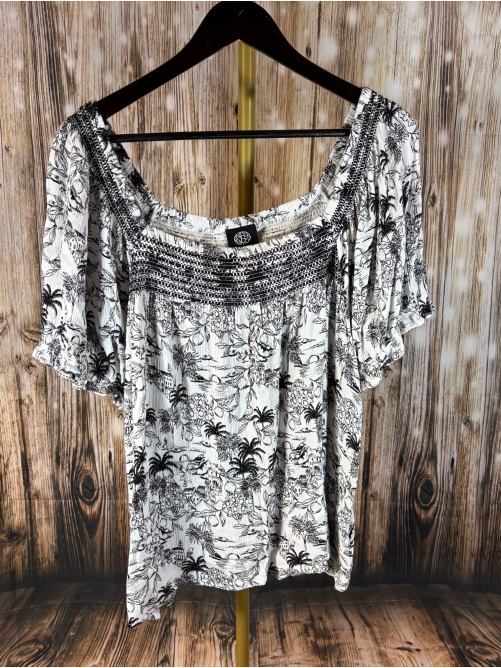 Bobeau Top Women’s Plus 2X Lightweight Flowy Black White Tropical Scene Resort
